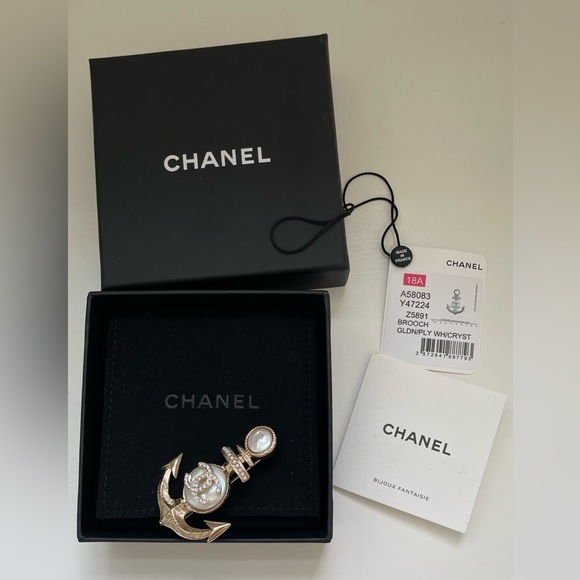 AUTHENTIC NIB CHANEL Gold Anchor Brooch with Mother of Pearl & White Crystals - Picture 8 of 8